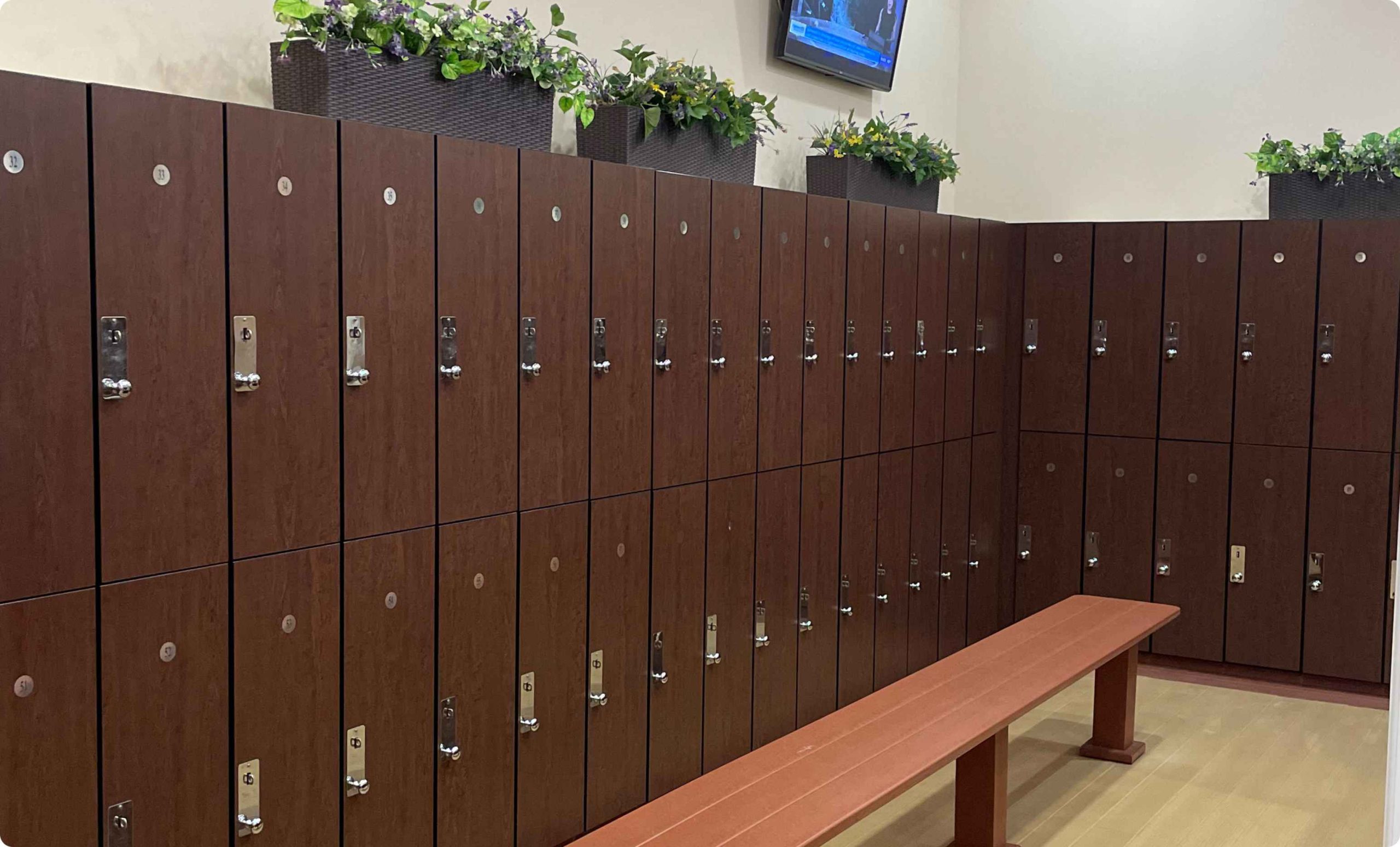 Fully equipped locker rooms at Vision Sports Club